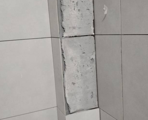 平昌瓷砖空鼓维修公司分享下瓷砖施工前基层浇水润湿程度不足，可能导致以下问题